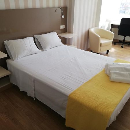 Residencia Compostela Bed & Breakfast ซานติอาโก เด กอมโปสเตลา ภายนอก รูปภาพ