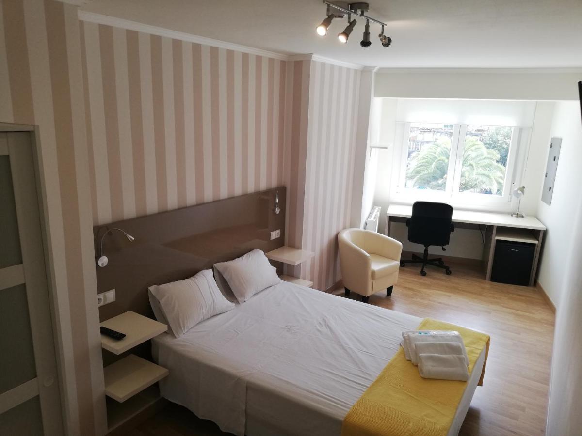 Residencia Compostela Bed & Breakfast ซานติอาโก เด กอมโปสเตลา ภายนอก รูปภาพ