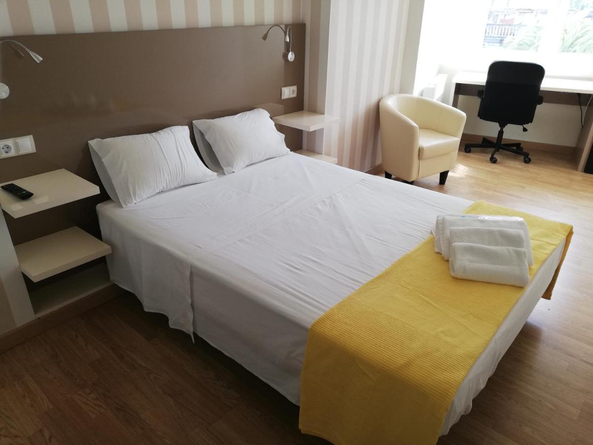 Residencia Compostela Bed & Breakfast ซานติอาโก เด กอมโปสเตลา ภายนอก รูปภาพ