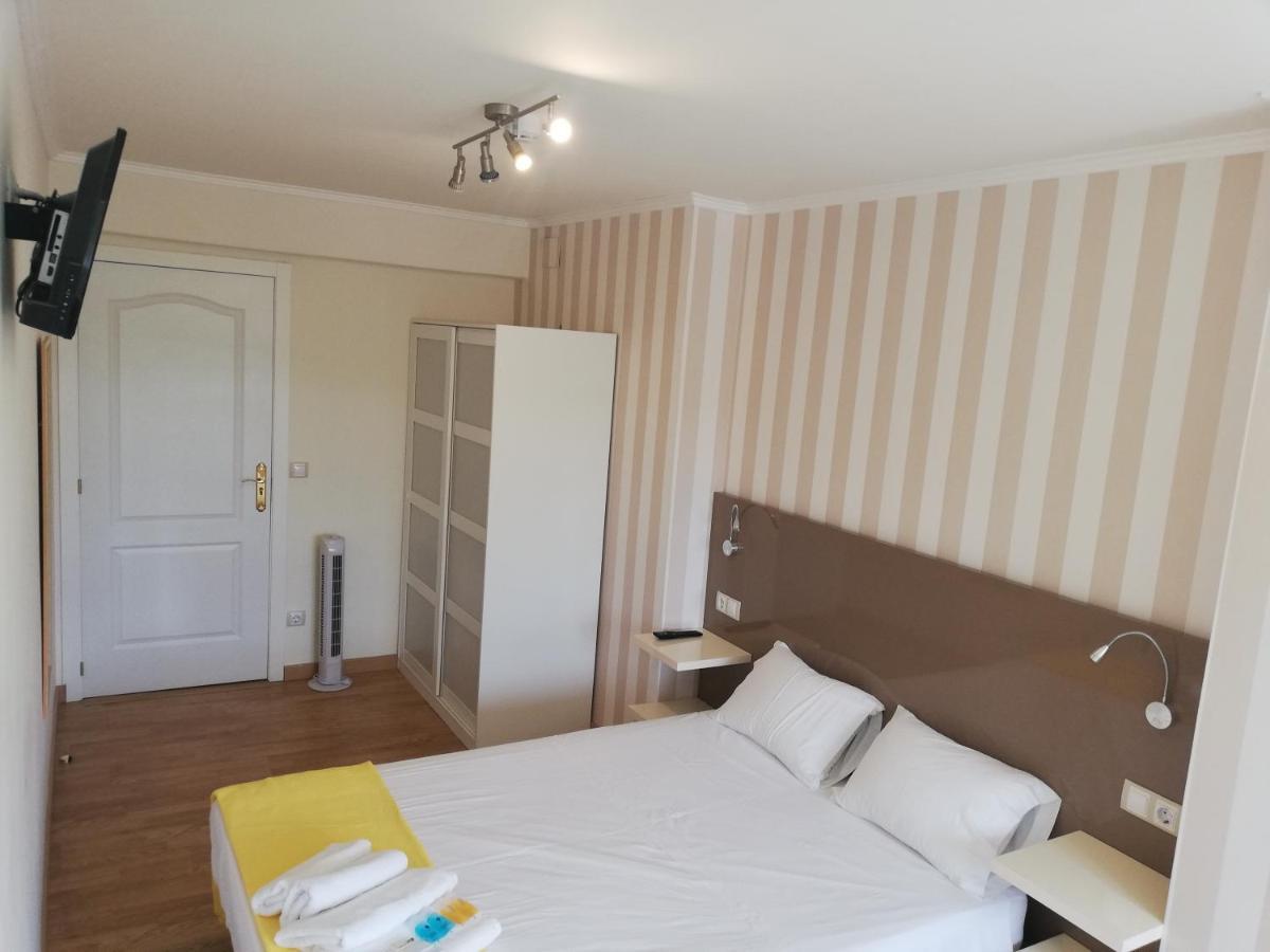 Residencia Compostela Bed & Breakfast ซานติอาโก เด กอมโปสเตลา ภายนอก รูปภาพ