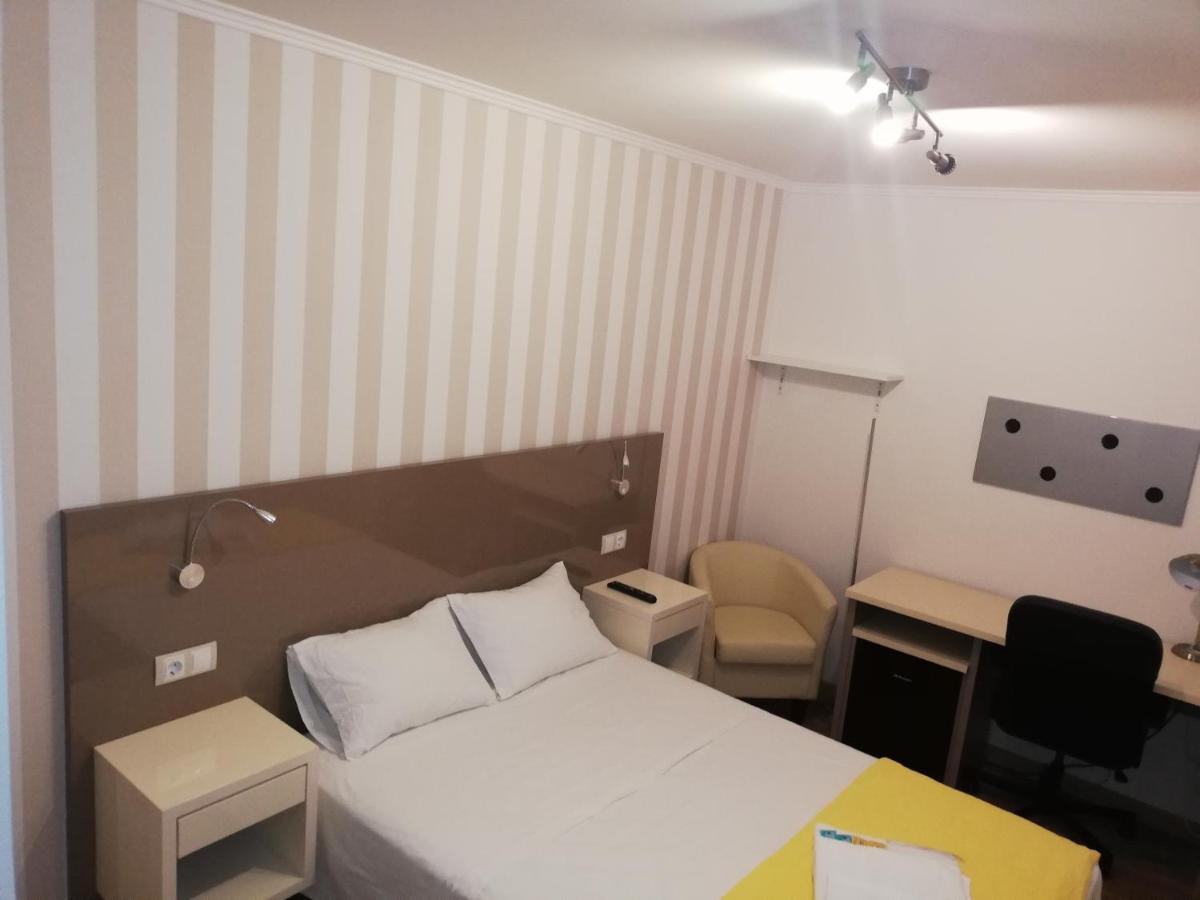 Residencia Compostela Bed & Breakfast ซานติอาโก เด กอมโปสเตลา ภายนอก รูปภาพ