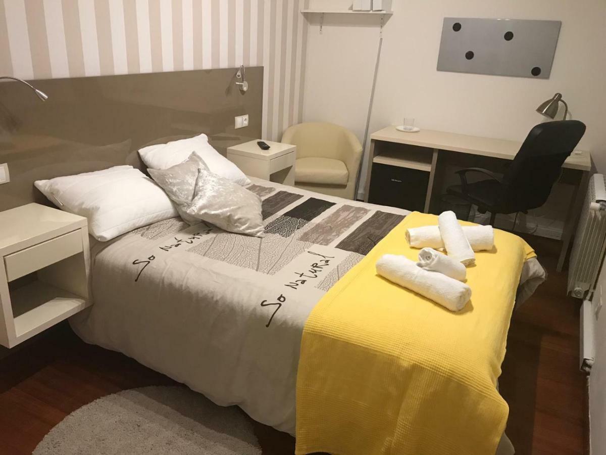 Residencia Compostela Bed & Breakfast ซานติอาโก เด กอมโปสเตลา ภายนอก รูปภาพ